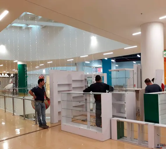 Equipo trabajando en la adecuación de un local comercial