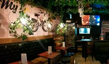 Terraza de restaurante decorada con plantas y bicicletas